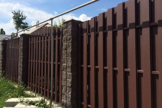 Забор из евроштакетника с кирпичными столбами 25 метров фото в Ветлуге