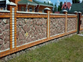 Кирпичный забор с камнем 12 метров фото в Ветлуге