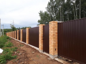 Кирпичный забор на ленточном фундаменте 12 метров фото в Ветлуге