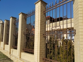 Кирпичный забор с ковкой  10 метров фото в Ветлуге