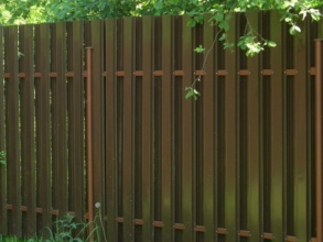 Забор из евроштакетника с бетонированием столбов 12 метров фото в Ветлуге