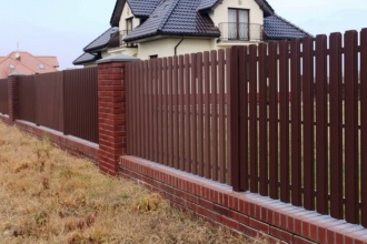 Забор из евроштакетника с кирпичными столбами 8 соток фото в Ветлуге